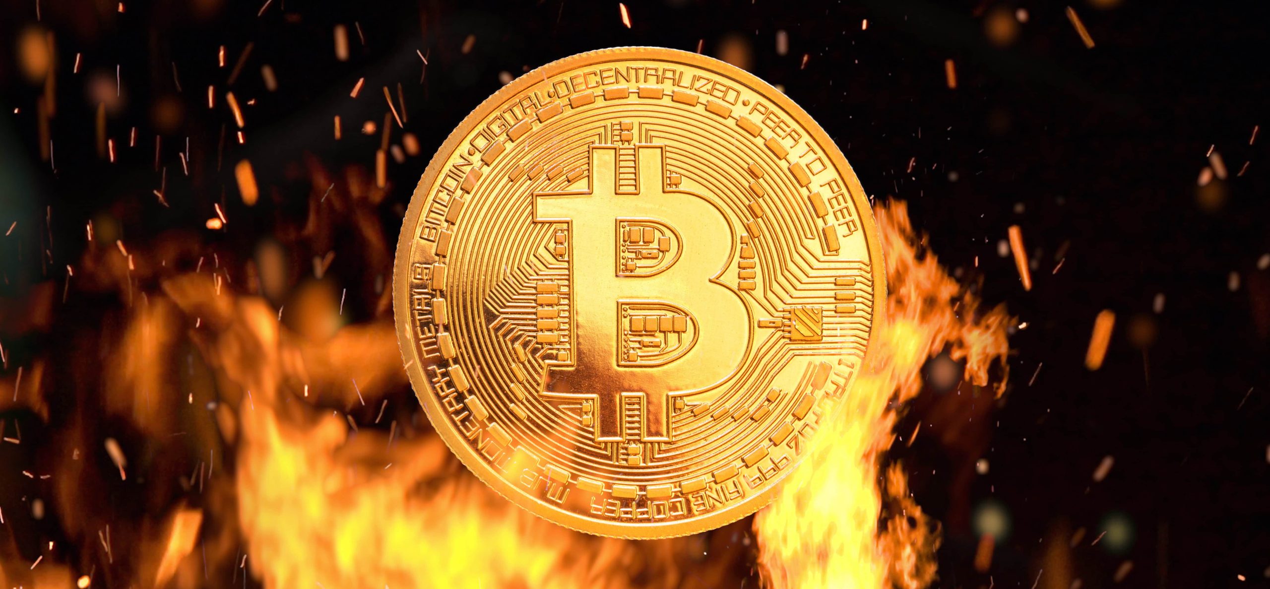Ein physischer Bitcoin-Token mit Schaltkreismustern wird vor leuchtend orangefarbenen Flammen und fliegenden Funken gezeigt, die die feurige Energie der Bitcoin-Revolution symbolisieren.