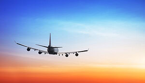 Ein Flugzeug fliegt Richtung Horizont