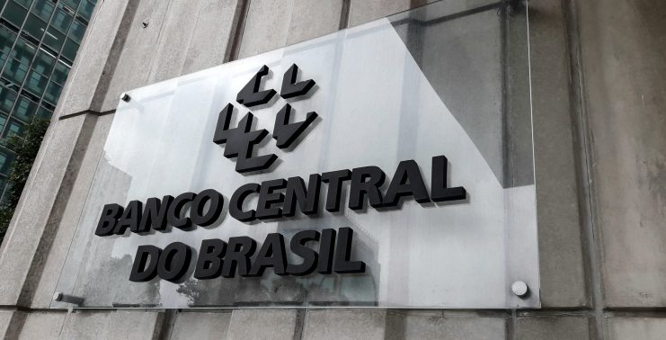 Ein Schild an einer Betonmauer mit der Aufschrift Banco Central do Brasil und einem geometrischen Logo über dem Text weist auf diese wichtige Institution hin, die häufig in Diskussionen über finanzielle Sicherheit und Hackerschutz erwähnt wird.