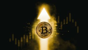 Ein goldenes Bitcoin-Symbol befindet sich in der Mitte vor einem leuchtenden Aufwärtspfeil, mit digitalen Schaltkreisen und Balkendiagrammen im Hintergrund, die auf Wachstum oder steigende Werte im Kryptomarkt hinweisen.