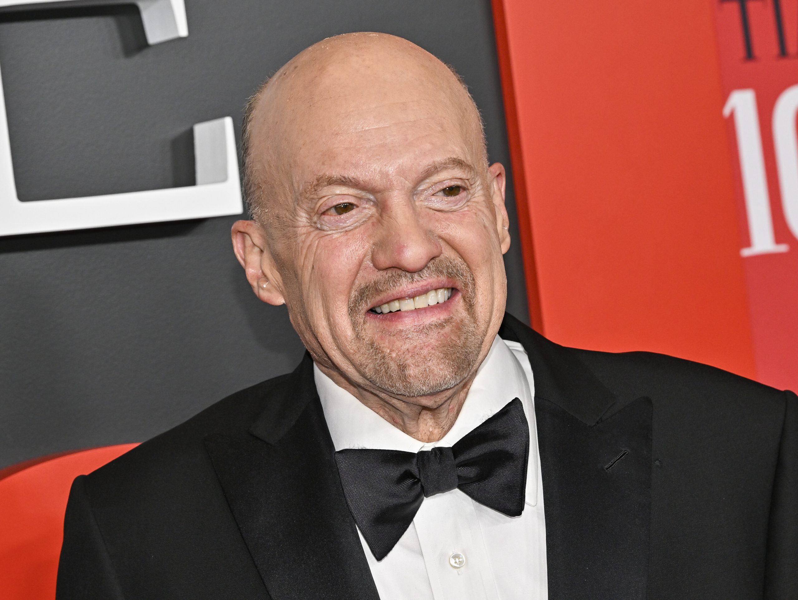 Jim Cramer im schwarzen Smoking, er spricht sich inzwischen für Bitcoin aus