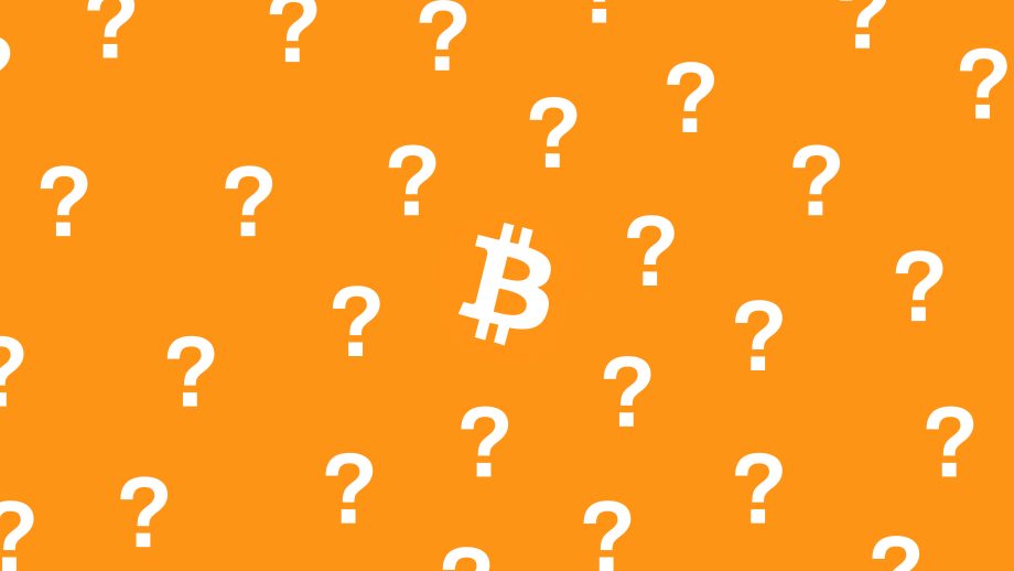Weiße Fragezeichen und ein weißes Bitcoin-Symbol auf orangefarbenem Hintergrund, die auf Unsicherheiten oder allgemeine Fragen zu Bitcoin hinweisen.