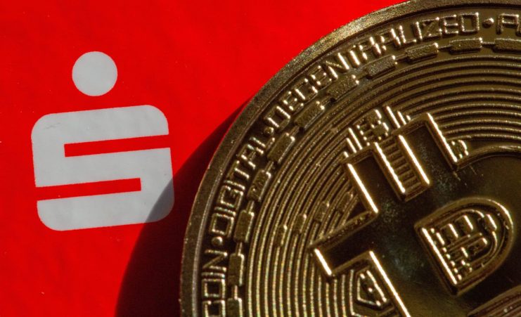 Eine Nahaufnahme einer Bitcoin-Münze neben einem weißen Logo, das einem stilisierten S auf rotem Hintergrund ähnelt und die Essenz von Krypto-News DACH einfängt.