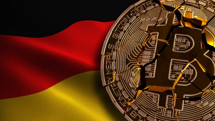 Eine geknackte Bitcoin-Münze wird vor einer wehenden deutschen Flagge gezeigt, die die Herausforderungen der Kryptowährung in Deutschland symbolisiert.