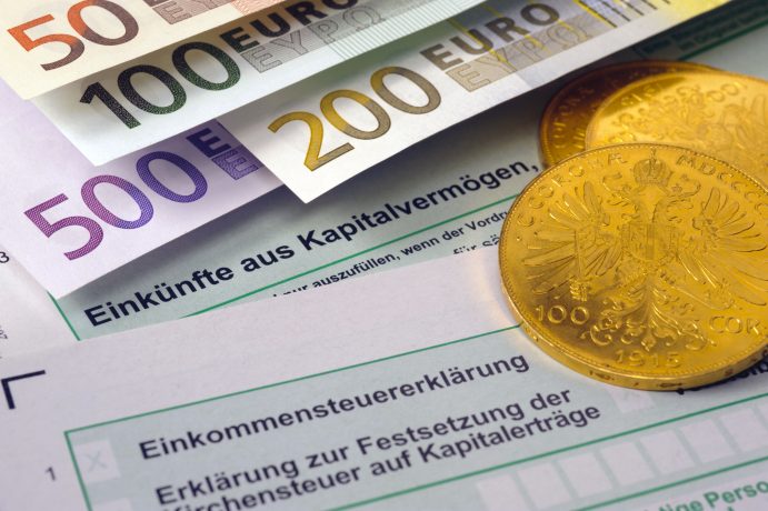 Euro-Banknoten und Goldmünzen werden zusammen mit Krypto-Vermögenswerten auf deutschen Steuerformularen im Zusammenhang mit Kapitaleinkünften und der Einkommensteuererklärung aufgeführt.
