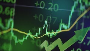 Ein digitales Börsenchart zeigt steigende Candlestick-Muster, grüne Zahlen und einen Aufwärtspfeil, was auf ein positives finanzielles Wachstum oder steigende Aktienkurse hindeutet - ideal für alle, die ein passives Einkommen suchen.