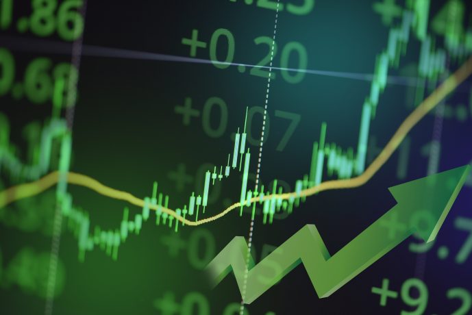 Ein digitales Börsenchart zeigt steigende Candlestick-Muster, grüne Zahlen und einen Aufwärtspfeil, was auf ein positives finanzielles Wachstum oder steigende Aktienkurse hindeutet - ideal für alle, die ein passives Einkommen suchen.