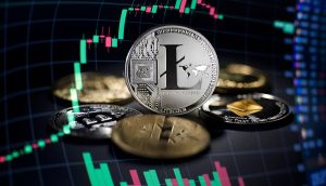 Ein Stapel verschiedener Kryptowährungsmünzen, darunter auch Litecoin, liegt vor einem digitalen Handelschart mit Kerzenständern und Linien im Hintergrund.