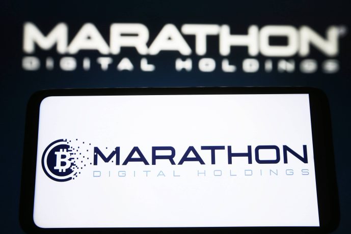 Auf einem Bildschirm wird das Logo von MARA Marathon Digital Holdings angezeigt, mit einem verschwommenen Firmennamen im Hintergrund.