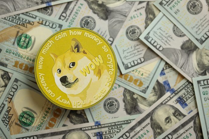 Ein Dogecoin-Token mit dem Shiba-Inu-Meme liegt auf einem Stapel von 100-US-Dollar-Scheinen und symbolisiert die Verschmelzung von Memecoin-Kultur und traditioneller Währung.