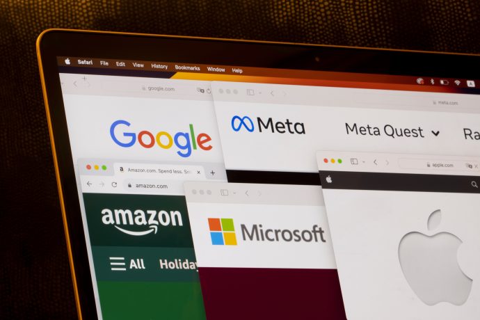 Laptop-Bildschirm mit überlappenden Browser-Registerkarten, die die Logos von Google, Meta, Amazon, Microsoft Aktie, Apple und Meta Quest auf ihren jeweiligen Websites zeigen.