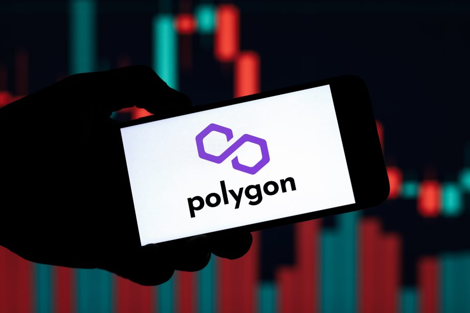 Eine Hand hält ein Smartphone, auf dem das Polygon-Logo und der Name zu sehen sind; eine unscharfe Finanztabelle im Hintergrund verdeutlicht die Rolle von Polygon im digitalen Finanzwesen.