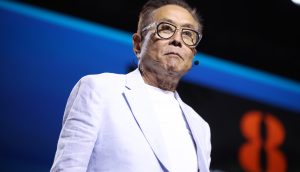 Robert Kiyosaki hält eine Rede