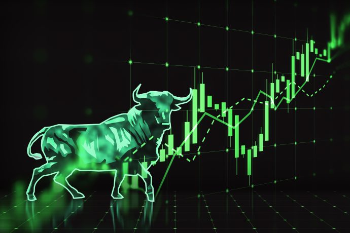 Ein grün leuchtender Bulle steht vor einem aufsteigenden Kerzenchart und einem digitalen Raster, das einen Aufwärtstrend für Vermögenswerte wie Bitcoin oder den S&P 500 symbolisiert.
