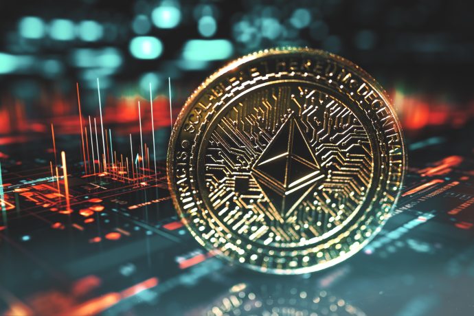 Eine goldene Ethereum-Münze steht aufrecht auf einer digitalen Oberfläche, mit leuchtenden Datendiagrammen und Lichtern im Hintergrund. Dies symbolisiert das Wachstum, da BTCS Inc. den Meilenstein von 2 Milliarden US-Dollar anpeilt.
