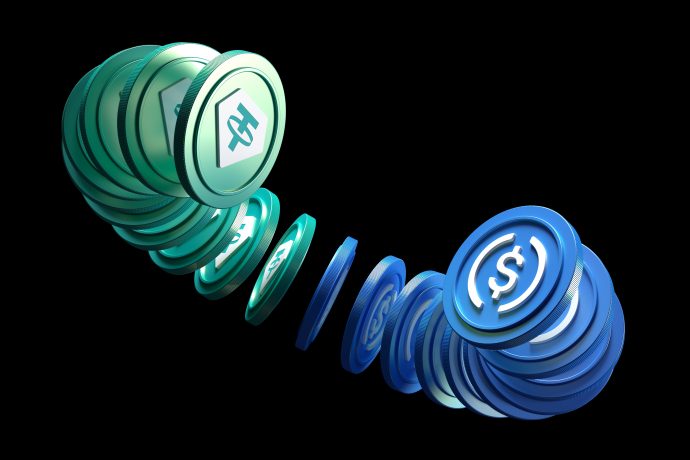 Stapel von grünen und blauen münzähnlichen Jetons mit Dollarzeichen wölben sich in einem Bogen vor einem schwarzen Hintergrund und erinnern an die Idee des passiven Einkommens mit Stablecoins.