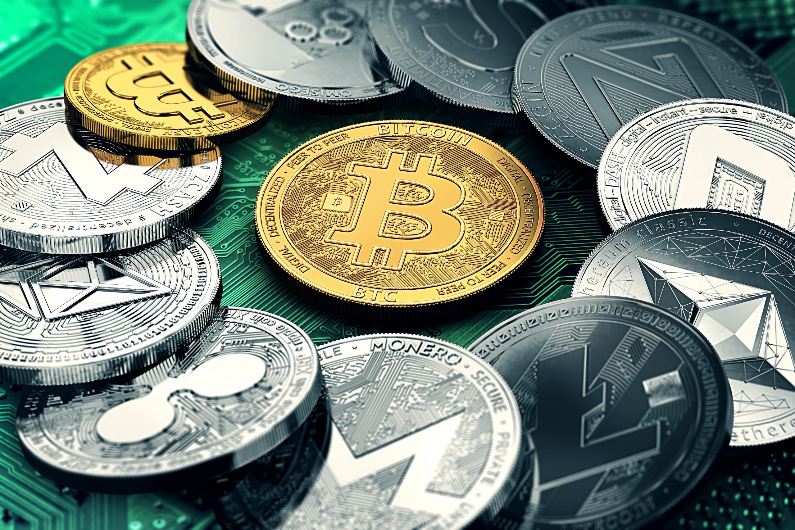 Verschiedene physische Darstellungen verschiedener Kryptowährungen, darunter Bitcoin, Ethereum, Litecoin und Monero, auf einem grünen Leiterplattenhintergrund - perfekt, um die Essenz der Altcoin-Saison einzufangen.