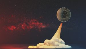 Eine stilisierte Bitcoin-Münze schießt wie eine Rakete aus einer Ansammlung geometrischer Felsen in die Höhe und feiert ihr Bitcoin-Allzeithoch vor einem sternenklaren Nachthimmel.