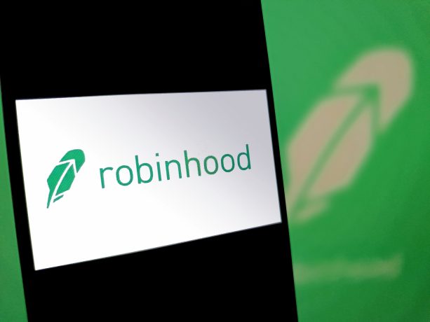 Auf einem Smartphone-Bildschirm werden das Robinhood-Logo und der Name in grüner Farbe angezeigt, mit einem unscharfen grünen Hintergrund, der das ikonische Robinhood-Logo zeigt.