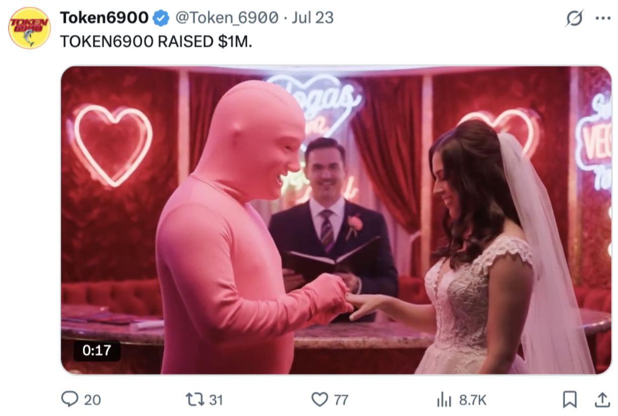 token6900-raised-1m Eine Person in einem rosafarbenen Bodysuit und eine Frau in einem Hochzeitskleid tauschen in einem neonbeleuchteten Raum mit Herzdekorationen Ringe aus; ein Amtsträger steht lächelnd hinter ihnen, während DOGE- und SHIB-Memmomünzen der Feier eine spielerische Note verleihen.