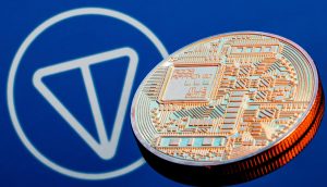 Eine Nahaufnahme einer goldfarbenen Kryptowährungsmünze vor dem TON-Logo auf blauem Hintergrund, die die Bedeutung von TON in der digitalen Währungslandschaft hervorhebt.