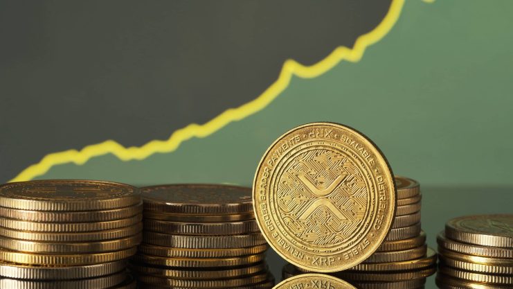 Stapel von XRP-Münzen werden vor einem grünen Hintergrund mit einem ansteigenden gelben Liniendiagramm gezeigt, das den wachsenden Wert von XRP hervorhebt.