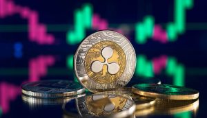 Mehrere XRP-Münzen sind auf einer spiegelnden Oberfläche gestapelt, vor einem unscharfen Hintergrund, der digitale Finanzcharts in Grün und Rosa anzeigt.