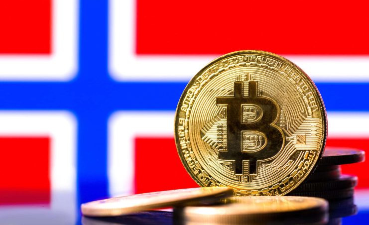 Eine goldene Bitcoin-Münze steht aufrecht vor mehreren gestapelten Münzen, mit der norwegischen Flagge im Hintergrund, die die wachsende Präsenz von Bitcoin in Norwegen symbolisiert.