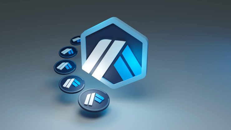 Eine digitale Illustration des Arbitrum-Logos auf mehreren blauen und schwarzen Münzen, die in einer gebogenen, absteigenden Linie auf einem Hintergrund mit Farbverlauf angeordnet sind.