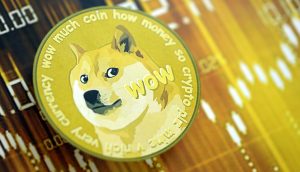 Ein physischer Dogecoin mit dem Shiba Inu-Memo und Text auf einem unscharfen Finanzgraphen-Hintergrund symbolisiert den Kurssprung des Dogecoin im volatilen Krypto-Markt.