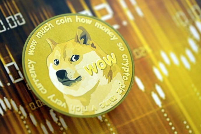 Ein physischer Dogecoin mit dem Shiba Inu-Memo und Text auf einem unscharfen Finanzgraphen-Hintergrund symbolisiert den Kurssprung des Dogecoin im volatilen Krypto-Markt.