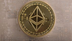 Eine goldene Ethereum-Münze mit dem Ethereum-Symbol ist auf einem Platinenhintergrund platziert und steht für die Kryptowährung Ethereum und die Blockchain-Technologie.
