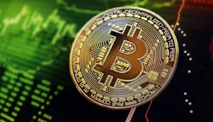 Eine physische Bitcoin-Münze wird über einem digitalen Diagramm gezeigt, das Finanzdaten mit grünen und roten Linien anzeigt.