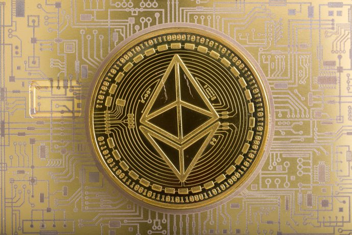 Eine Ethereum-Münze ist zu sehen, die Krypto-Treasuries symbolisieren soll