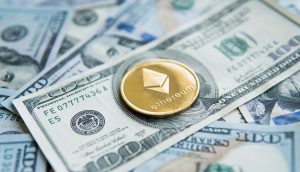 Eine Ethereum-Münze ruht auf mehreren verstreuten US-Hundertdollarscheinen und symbolisiert die Überschneidung von digitalen und traditionellen Währungen.