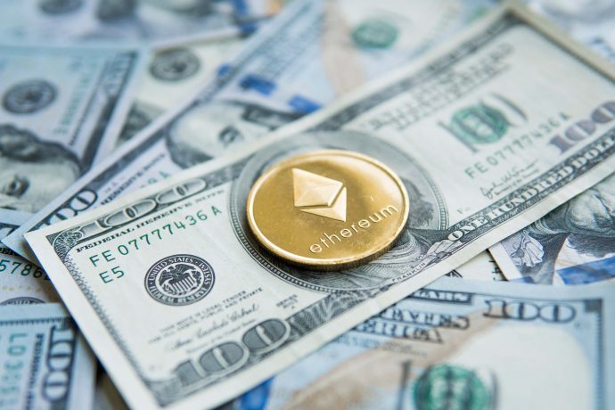 Eine Ethereum-Münze ruht auf mehreren verstreuten US-Hundertdollarscheinen und symbolisiert die Überschneidung von digitalen und traditionellen Währungen.
