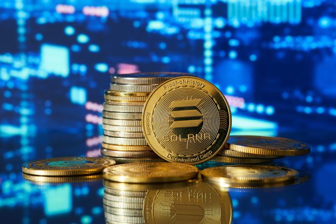 Ein Stapel Gold- und Silbermünzen symbolisiert die SOL-Treasury und spiegelt die Ambitionen von Solana wider, den Meilenstein von 1 Milliarde USD zu erreichen.
