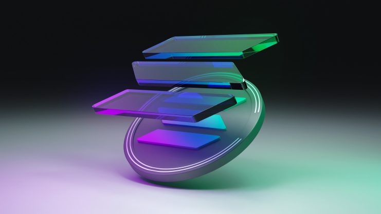 3D-Illustration des Solana-Kryptowährungslogos mit geschichteten, durchscheinenden Formen in Blau-, Grün- und Lila-Tönen vor einem Hintergrund mit dunklem Farbverlauf, der den Optimismus rund um die 200 US-Dollar-Prognose von Solana widerspiegelt.