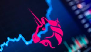 Das rosafarbene Uniswap-Einhorn-Logo hebt sich von einem verschwommenen Kryptowährungspreisdiagramm ab.