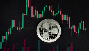 Eine Ripple-Münze (XRP) auf einem digitalen Bildschirm, der ein Candlestick-Diagramm mit roten und grünen Balken anzeigt, das die Handelsdaten von Kryptowährungen und das wachsende Interesse an Spot-ETFs darstellt.