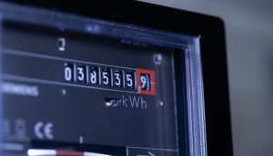 Nahaufnahme eines Krypto-Stromzählers, der hinter einer transparenten Abdeckung den Wert 385359 Kilowattstunden (kWh) anzeigt.