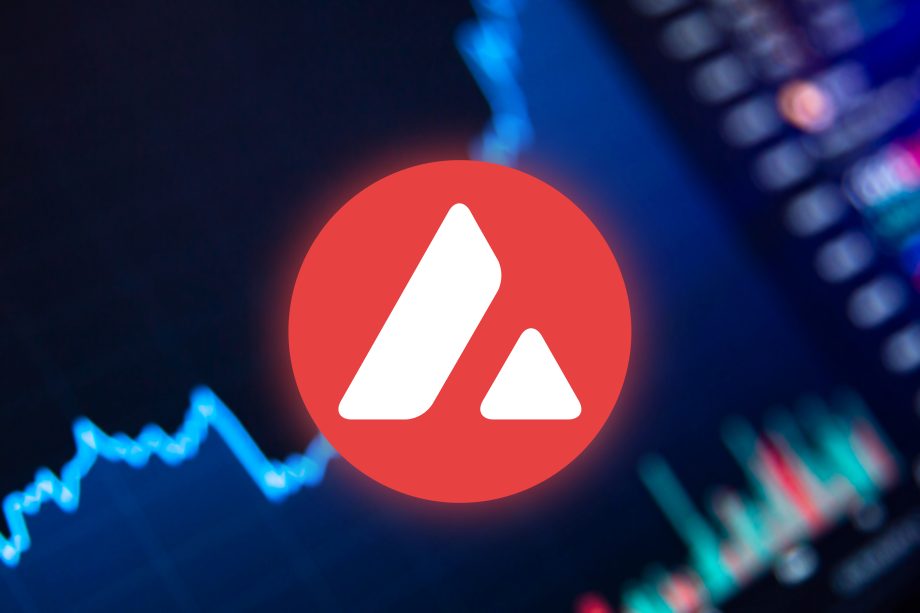 Avalanche (AVAX) Kryptowährung Logo zentriert über einem unscharfen Hintergrund eines Finanzdiagramms mit blauen und grünen Avalanche Candlestick-Graphen.
