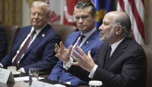 US-Handelsminister Howard Lutnick spricht während einer Kabinettssitzung über die Einführung von BIP-Daten auf der Blockchain, neben ihm sitzen Regierungsvertreter und Präsident Donald Trump.