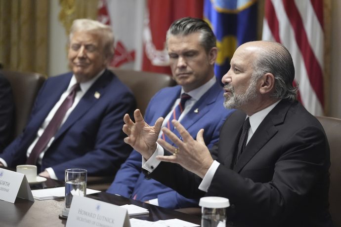 US-Handelsminister Howard Lutnick spricht während einer Kabinettssitzung über die Einführung von BIP-Daten auf der Blockchain, neben ihm sitzen Regierungsvertreter und Präsident Donald Trump.