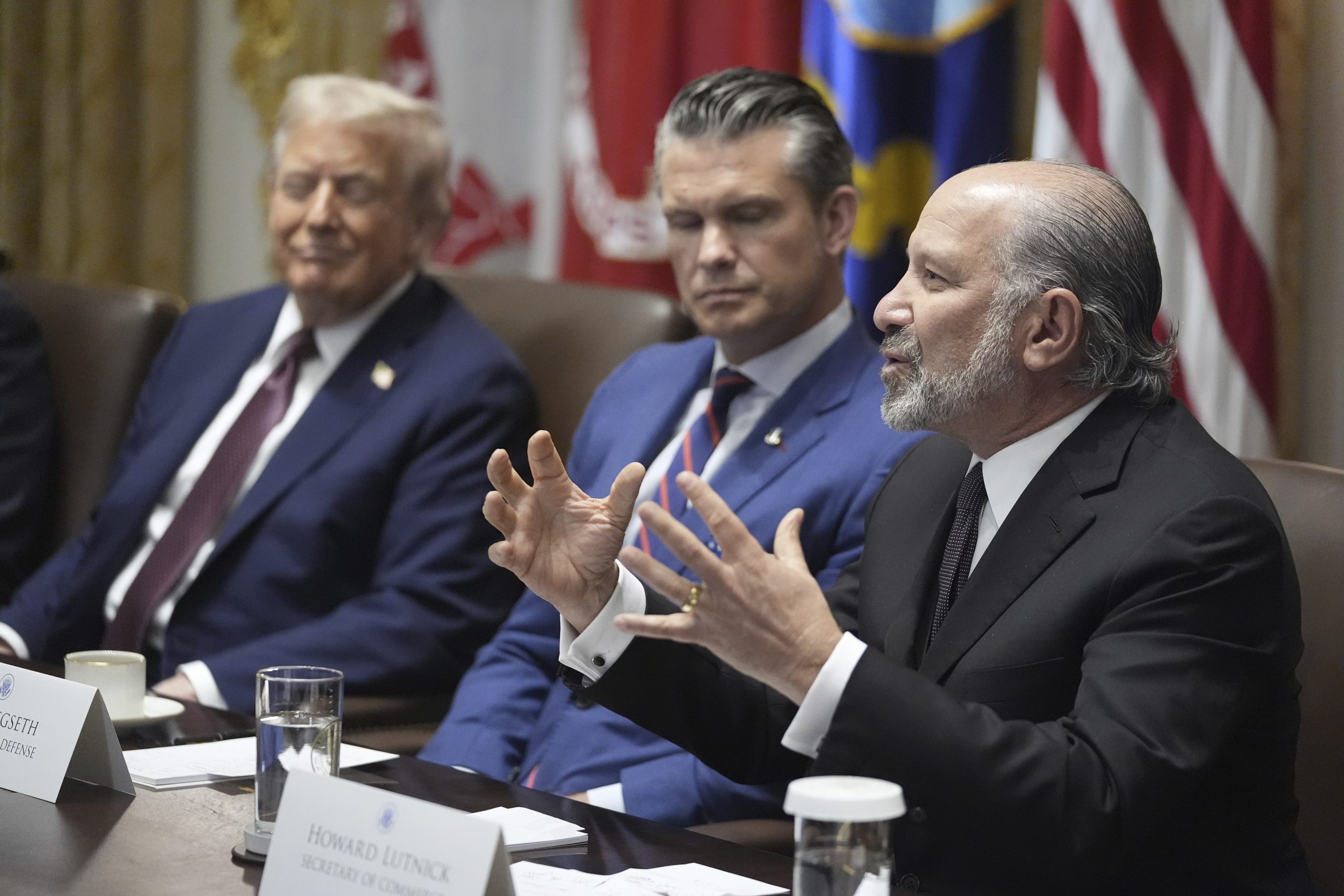 US-Handelsminister Howard Lutnick spricht während einer Kabinettssitzung über die Einführung von BIP-Daten auf der Blockchain, neben ihm sitzen Regierungsvertreter und Präsident Donald Trump.