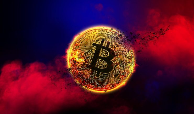 Goldene Bitcoin-Münze vor rotem Hintergrund als Symbol für Kursverluste