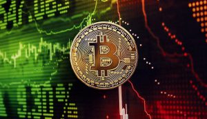 Eine goldene Bitcoin-Münze befindet sich in der Mitte eines digitalen Bildschirms, auf dem grüne und rote Finanzgrafiken und Zahlen angezeigt werden, die auf einen kürzlichen Abverkauf auf dem Kryptowährungsmarkt hinweisen.