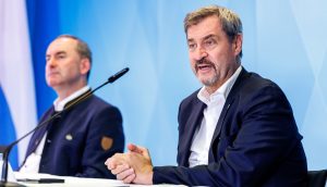 Bayerns Ministerpräsident Markus Söder spricht bei einer Pressekonferenz, im Hintergrund sitzt Wirtschaftsminister Hubert Aiwanger.