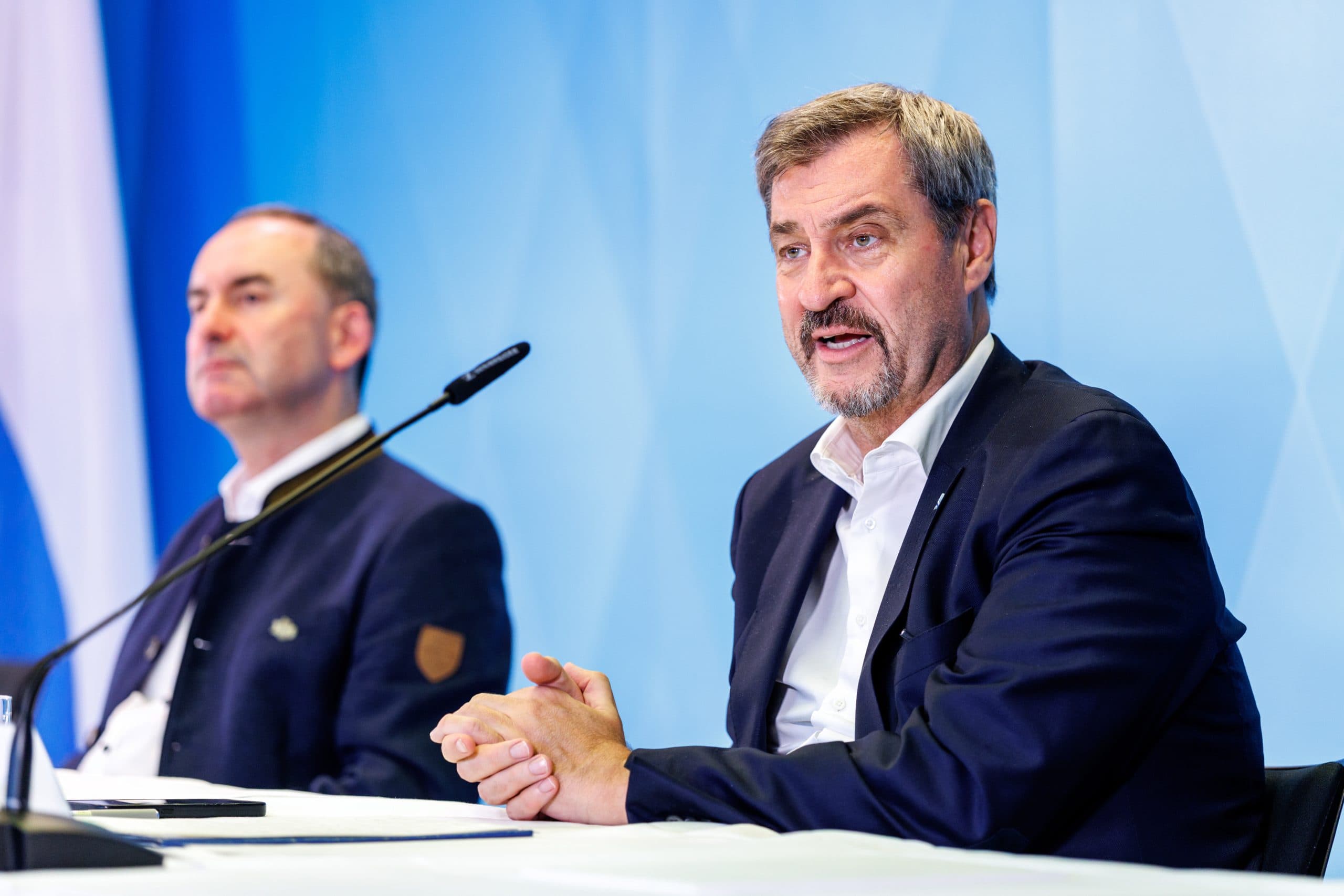Bayerns Ministerpräsident Markus Söder spricht bei einer Pressekonferenz, im Hintergrund sitzt Wirtschaftsminister Hubert Aiwanger.