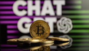 Ein Stapel physischer Bitcoin-Münzen wird vor einem verschwommenen ChatGPT-Logo mit grünen und lila Streifen im Hintergrund angezeigt.